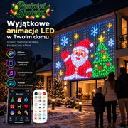Świąteczna aranżacja z kolorową kurtyną LED, Mikołajem i choinką na fasadzie domu